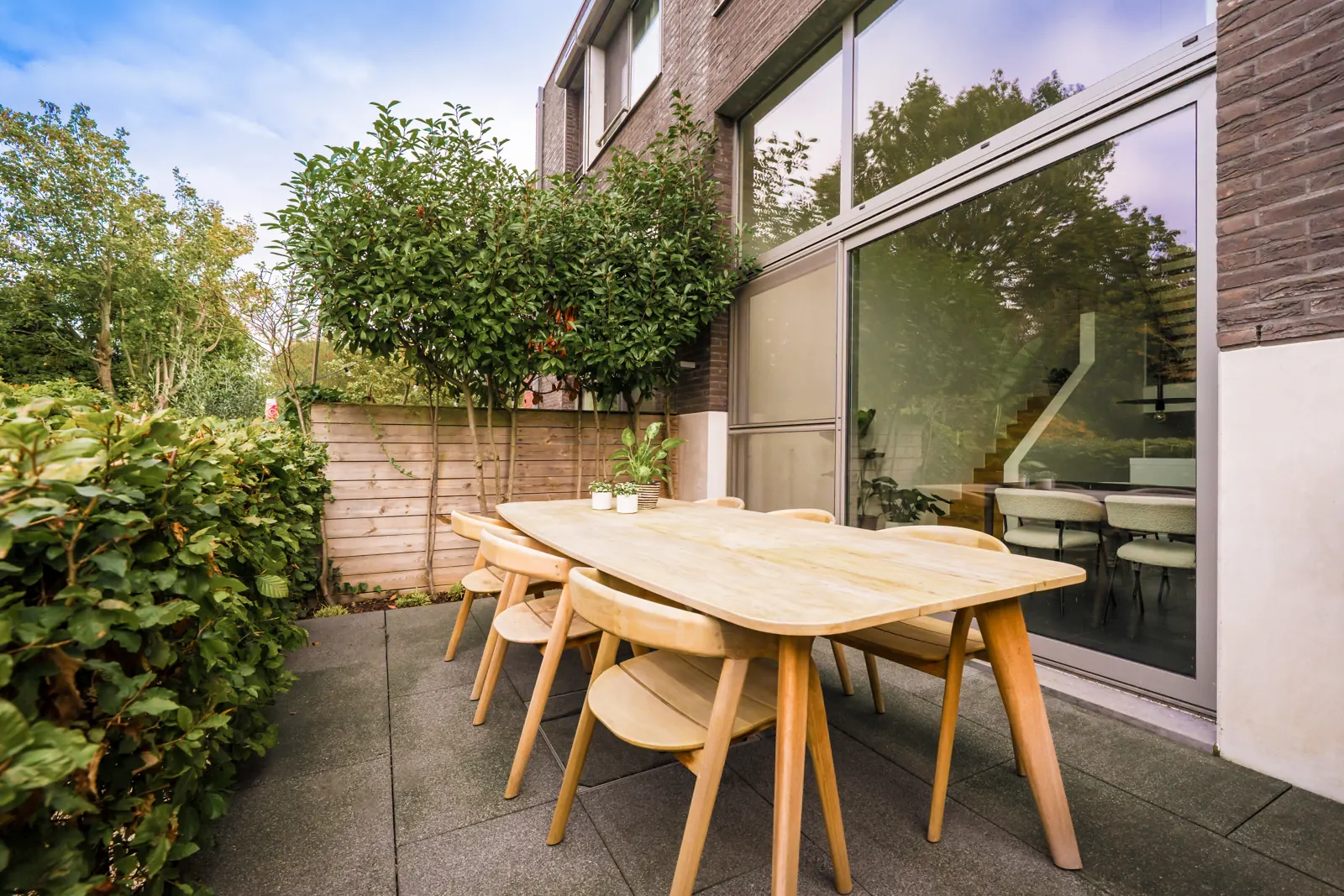 Het terras met houten tafel